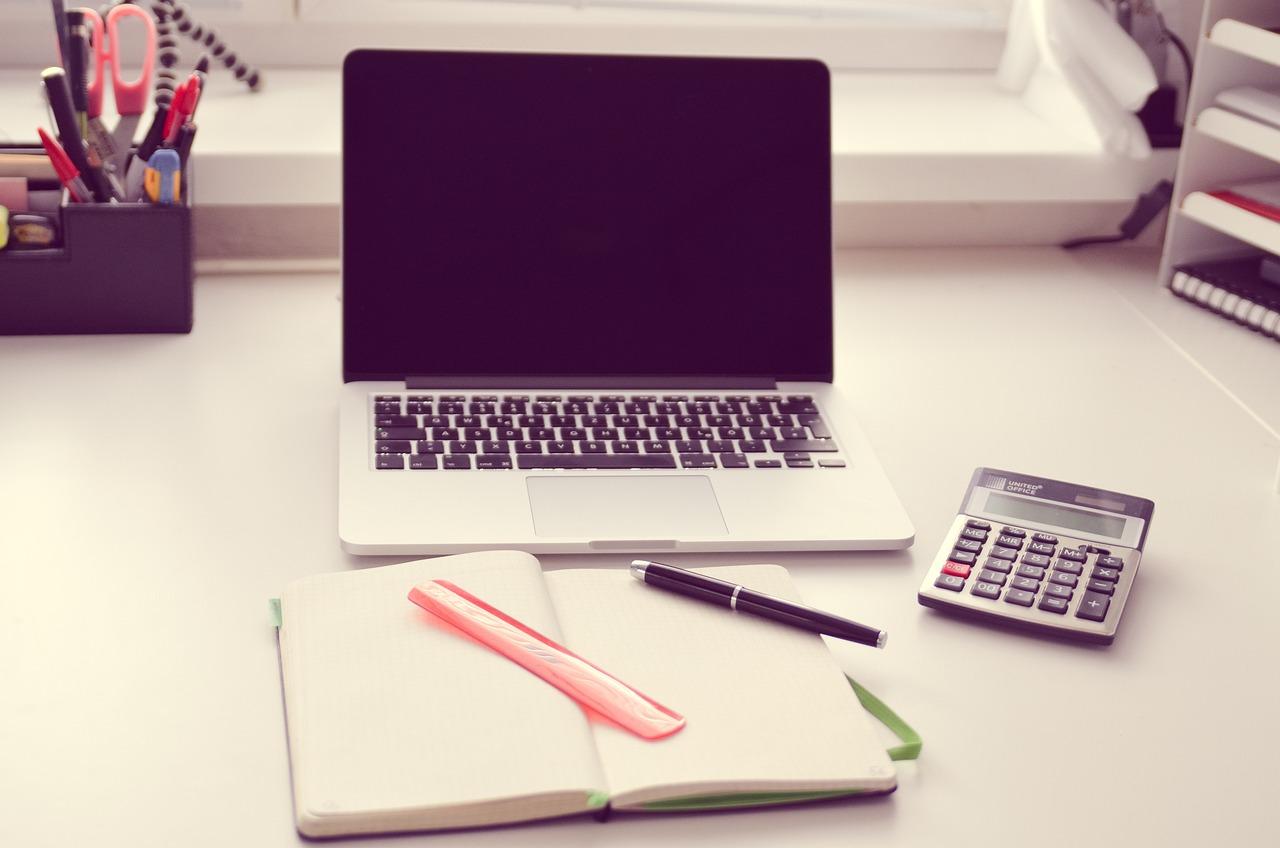 Escritorio con agenda, portátil y calculadora