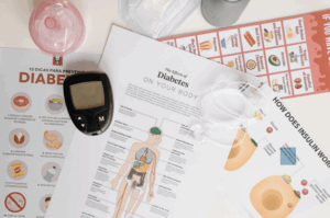Documentación clínica sobre la diabetes sobre una mesa