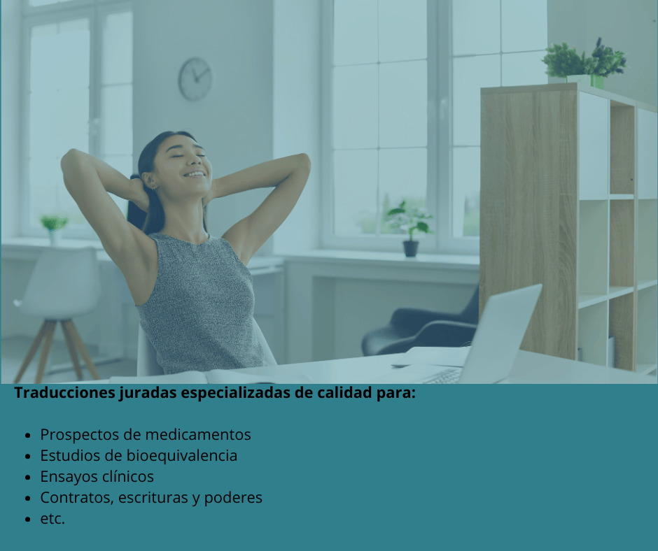 Una mujer sentada en su escritorio se reclina y respira tranquila porque ha encontrado un servicio de traducción jurada especializada de confianza